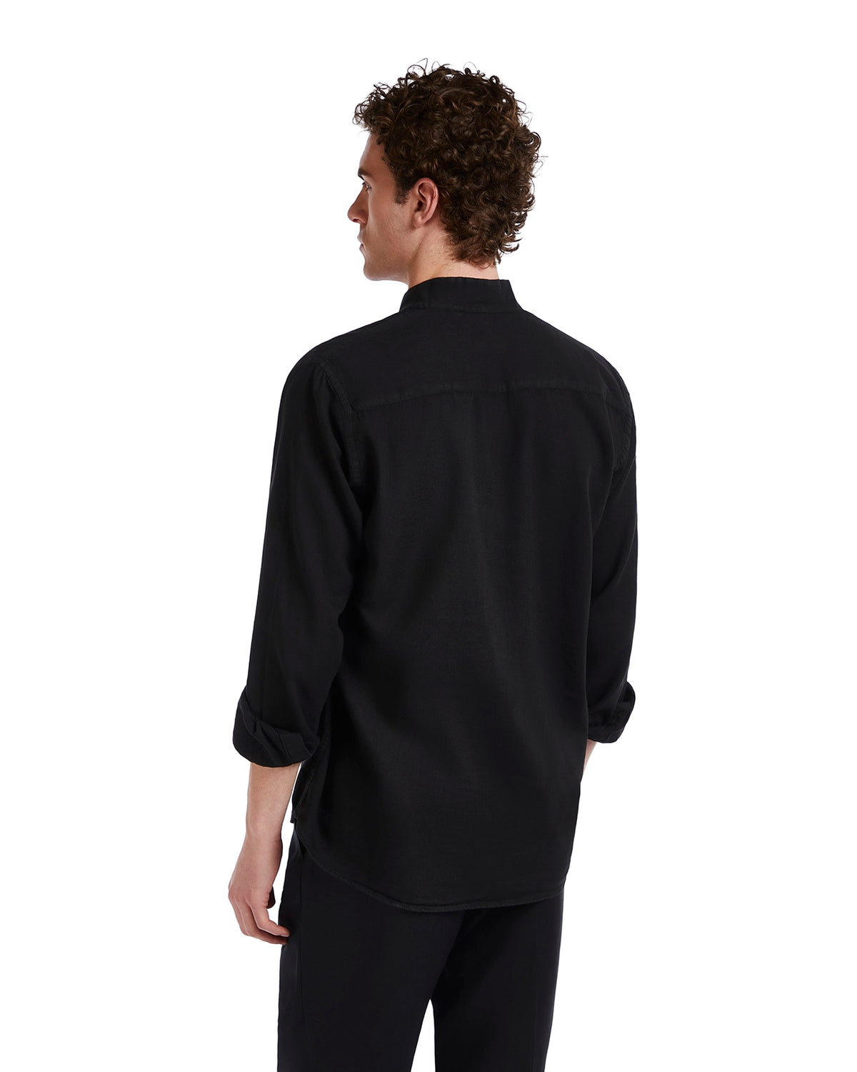 Men's black button-up shirt in soft cotton, stylishly designed with a relaxed fit and long sleeves.