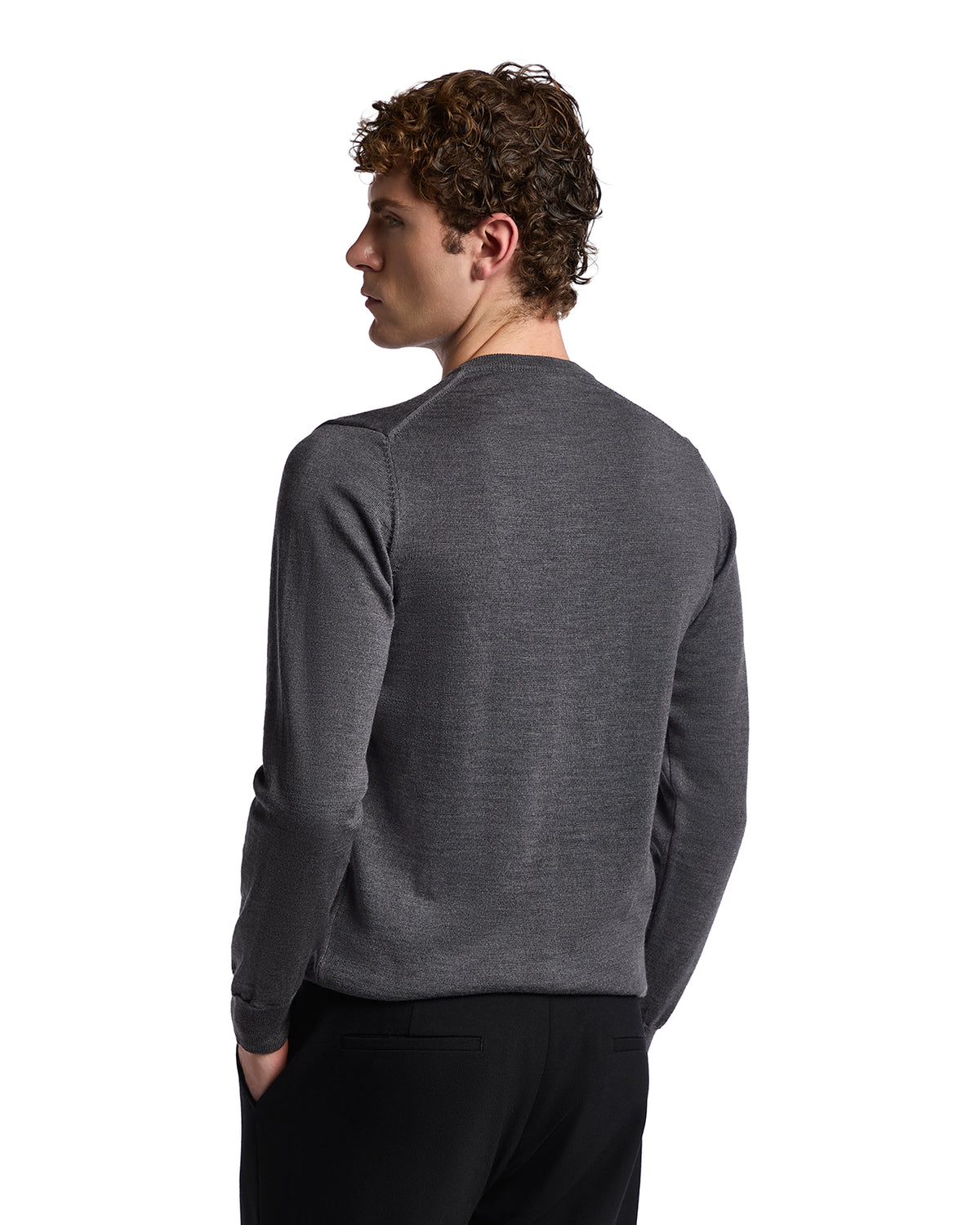 Men's grey long-sleeve sweater, crafted from soft knit fabric, featuring a modern fit and minimalistic design.