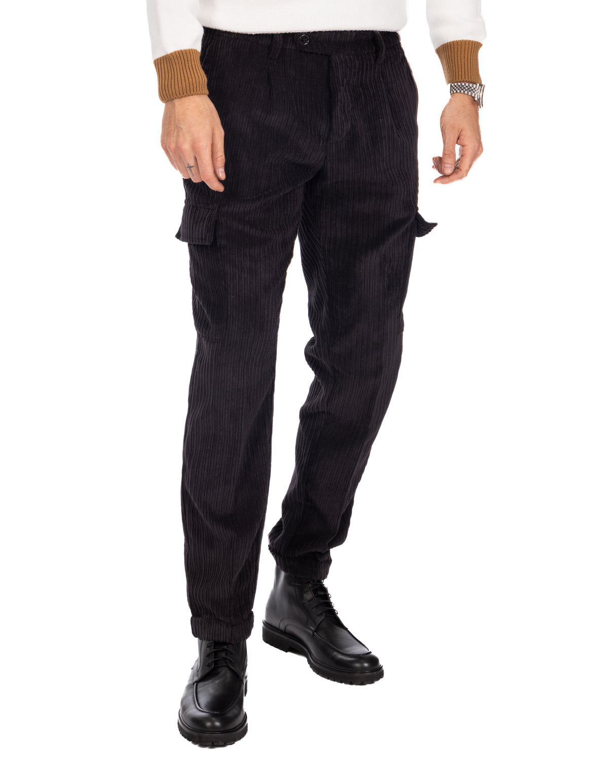 Black corduroy cargo pants for men, relaxed fit with side pockets, ribbed cuffs. Casual winter trousers in dark navy cord.