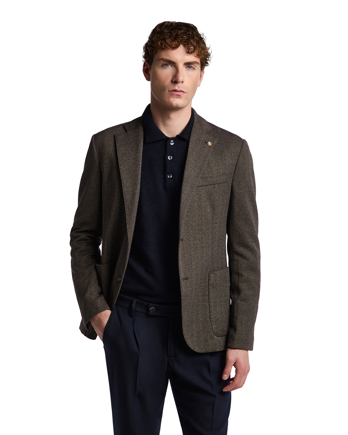 Men's brown tweed blazer with a sporty style, featuring a pocket and paired with a navy polo shirt.