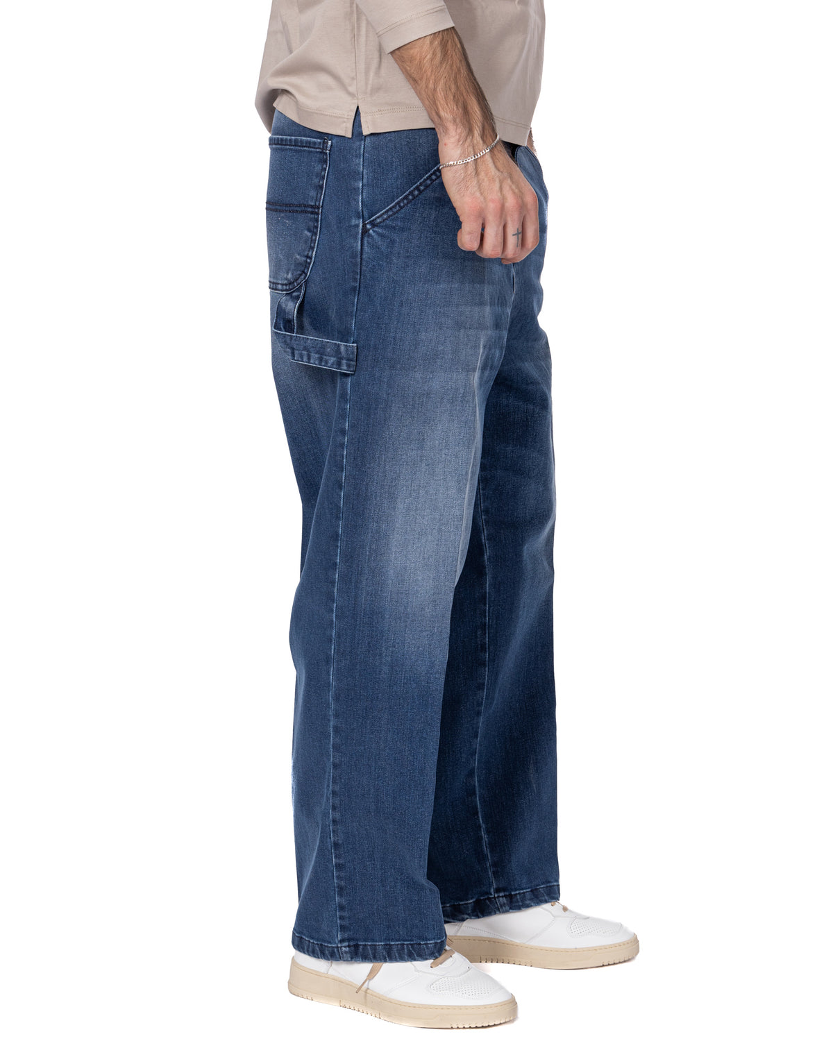 Men's dark blue baggy denim jeans with relaxed fit, side pocket, and faded wash. Casual streetwear style.