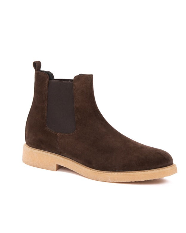 Brown suede Chelsea boots with elastic side panels and a contrasting beige rubber sole. Stylish and versatile footwear.